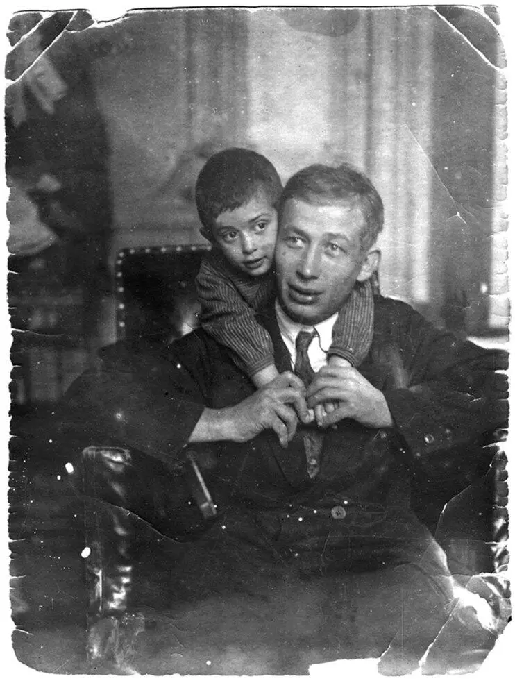 Юрий Злотников с отцом Савелием Львовичем Москва ок 1934 Меня вполне - фото 9