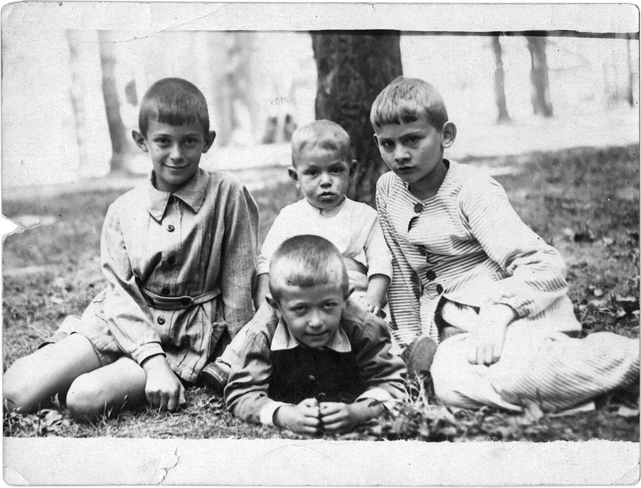 Братья Злотниковы Юра крайний слева и Миша лежит с двоюродными братьями - фото 18