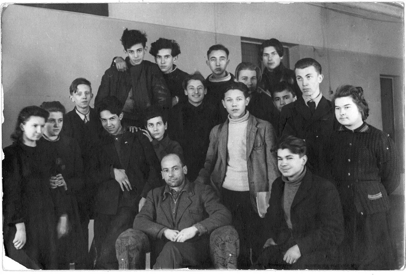 Живописный класс МСХШ педагога Б Хайкина Юрий Злотников слева в верхнем - фото 20