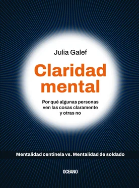 Julia Galef Claridad mental обложка книги