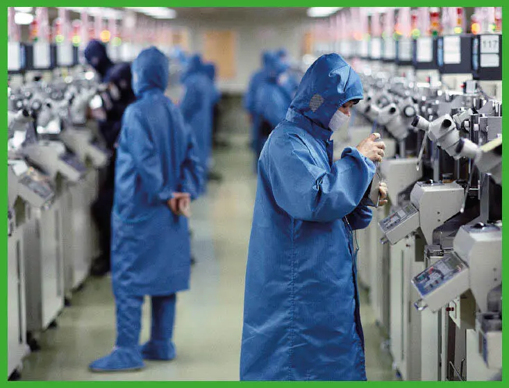 Die Bedingungenin Produktionsanlagen der Halbleiterindustrie wo Arbeiter - фото 53