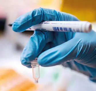 Ein Forscher analysiertDNAProben Gentechnische Methoden sind in der Medizin - фото 46