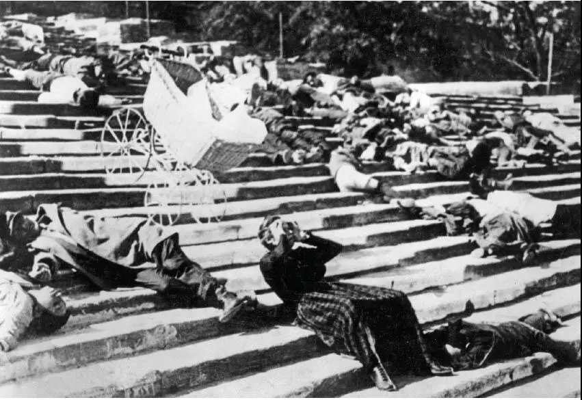 Ein Kinderwagen holpertdie Treppe hinunter an Toten und Sterbenden vorbei Die - фото 45