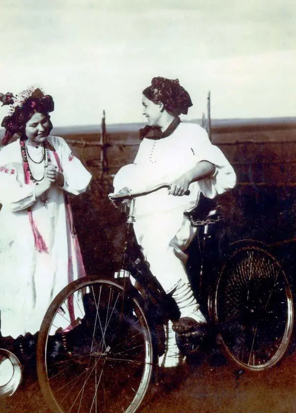 27 Олимпиада Петровна Долганова и ее сестра 19091910 гг Из архива МА - фото 34