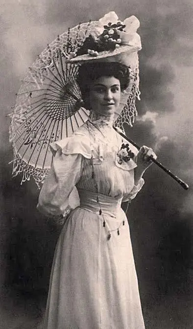 35 Модница в белом туалете Медальон и цепочка с брелоками Около 1905 г - фото 50