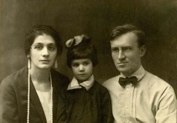 47 Семейная фотография Бусы и серьги из кости Начало 1930х гг В 1921 - фото 68
