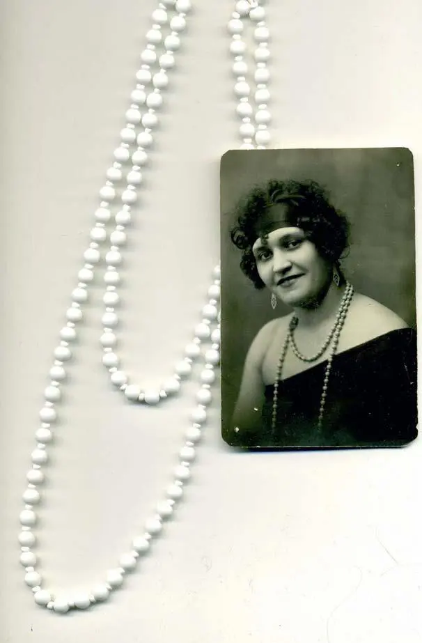 48 Молодая женщина 1920е гг Бусы белые Стекло бисер Без замка Длина - фото 69