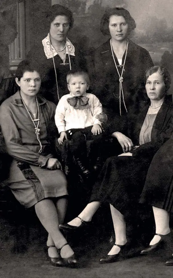 50 Семейная фотография Начало 1930х гг 49 Л Брик в мастерской Родченко - фото 70