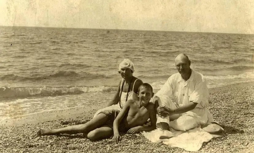 54 МП Юрова с мужем и сыном Янтарные бусы 1925 Более обеспеченные дамы - фото 75