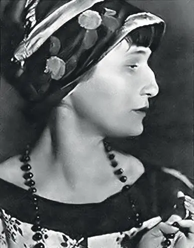 70 АА Ахматова a Портрет Ольга ДеллаВосКардовская 1914 b Фотография - фото 96
