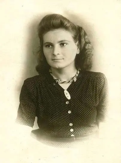 85a и 85b Молодая женщина с жгутом из бисера и брошью Воронеж 1949 Наряду с - фото 122