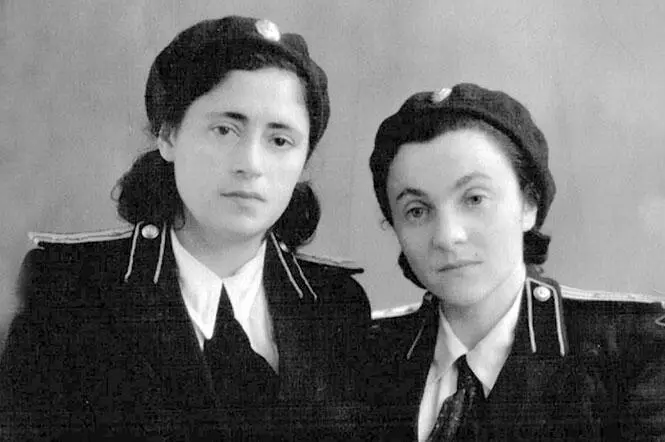 Анна Резник справа в форме советника юстиции Anna Resnik in der Uniform des - фото 4