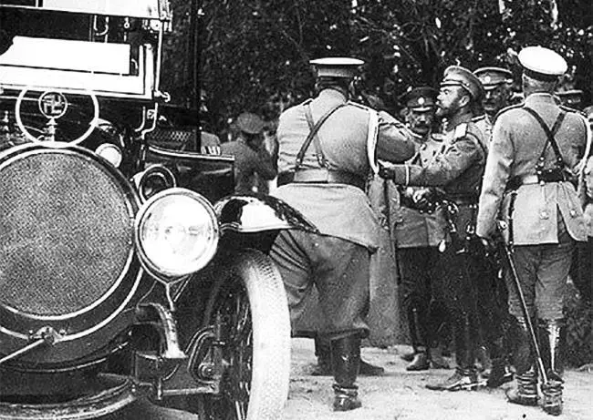 Император Николай II и князь ВН Орлов слева от Него спиной к зрителю у - фото 14