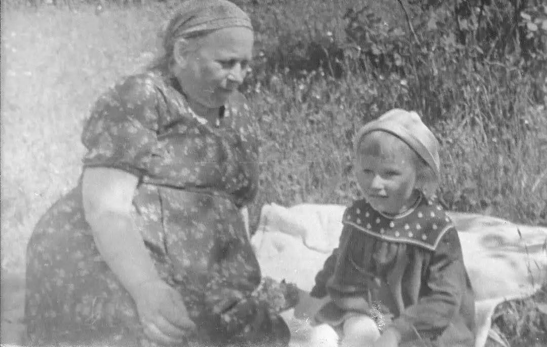 Бабушка Евдокия Герасимовна с сестрой Оксаной В это время я начал много - фото 23