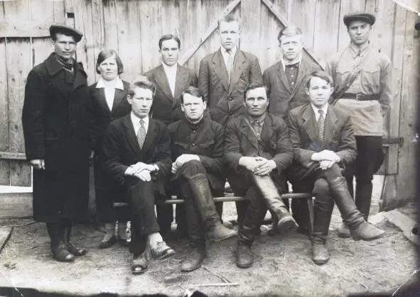 На обороте фотографии 1938 года сделана надпись аппарат леспромхоза в Пещёре - фото 11
