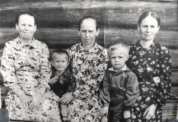 В центре на фотографии сделанной перед войной в 1940 году находится жена - фото 10