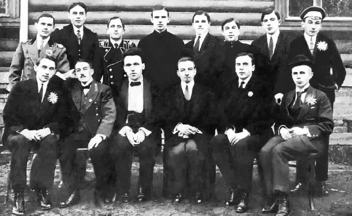 Новогиреево чемпион Москвы 1915 года Сидят слева направо Е - фото 323