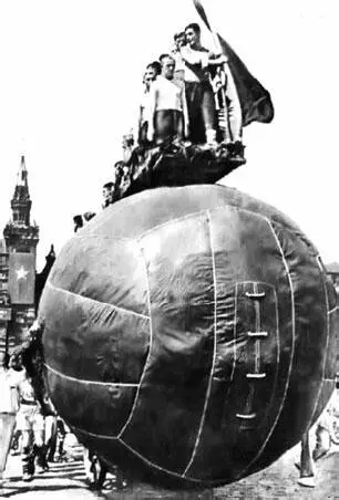 Спартаковцы на физкультурном параде в Москве 1939 год Москвичи в сборной - фото 349