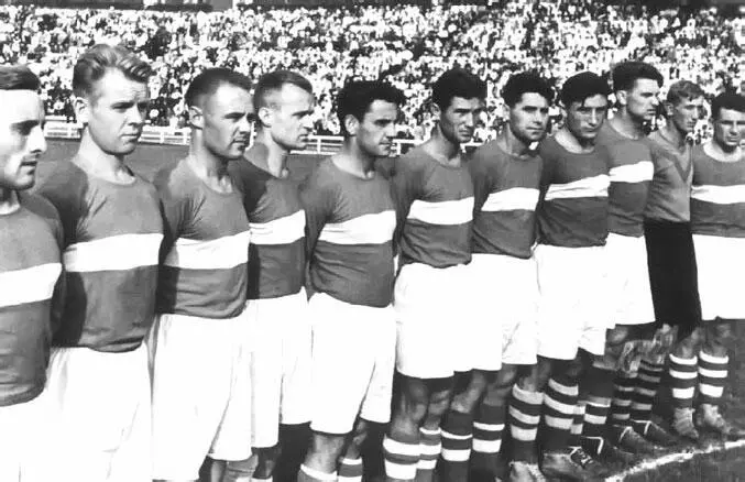 Спартак осенний чемпион СССР 1936 года Слева направо В Степанов Г - фото 363