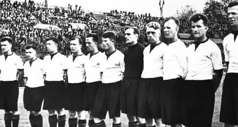 Торпедо в 1939 году Слева направо П Петров К Рязанцев В Грошиков В - фото 364