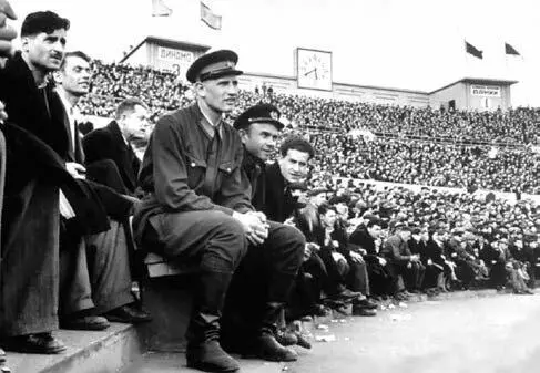 Идет 1941 год На стадионе Динамо встречаются хозяева поля и ЦДКА Скоро - фото 371