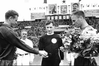 Леонид Соловьев Динамо слева и Алексей Гринин ЦДКА 24091948 Ворота - фото 377