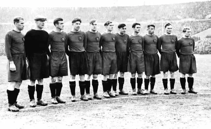 ЦДКА чемпион и обладатель Кубка СССР 1948 года Слева направо Г Федотов В - фото 388