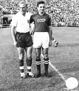 Спартаковец Никита Симонян и Билли Райт слева Армейцы Григорий Федотов - фото 391