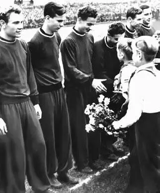 Валентин Иванов 2й слева в 1953 году Слева от него еще одна легенда - фото 394