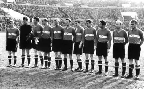 Московский Спартак чемпион СССР 1952 года Слева направо Н Дементьев В - фото 399