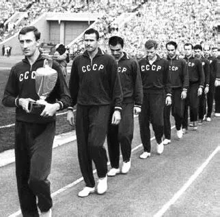 Игорь Нетто с Кубком Европы 1960 год Валентин Бубукин легенда московского - фото 411