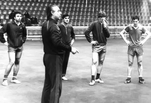 В 1986 году ленинградец Юрий Андреевич Морозов вернул ЦСКА место в высшей лиге - фото 454