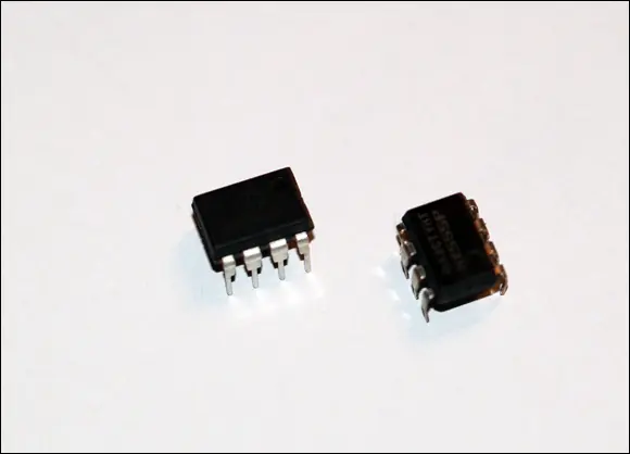 FIGURE 320Two popular integrated circuits A 555 timer and an LM741 opamp - фото 52