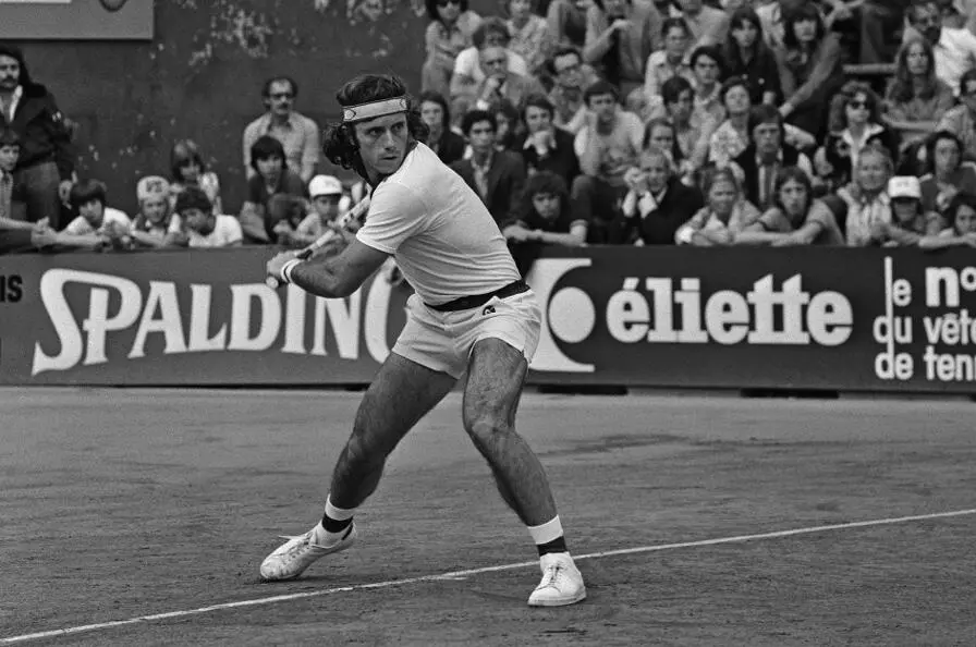 Guillermo Vilas prepara un golpe de revés bien posicionado con sus fuertes - фото 4