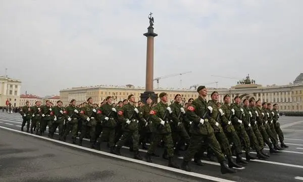 Примерно так маршировали военные и на параде 7 ноября 1971 года Но погода в - фото 4