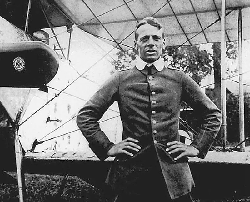 Освальд Бёльке у самолета Fokker D III 1916 г Когда в июле 1916 года - фото 14