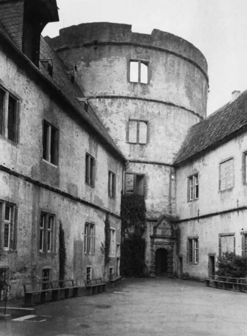 Внутренний двор и северная башня в 1930 году Принимая во внимание - фото 17