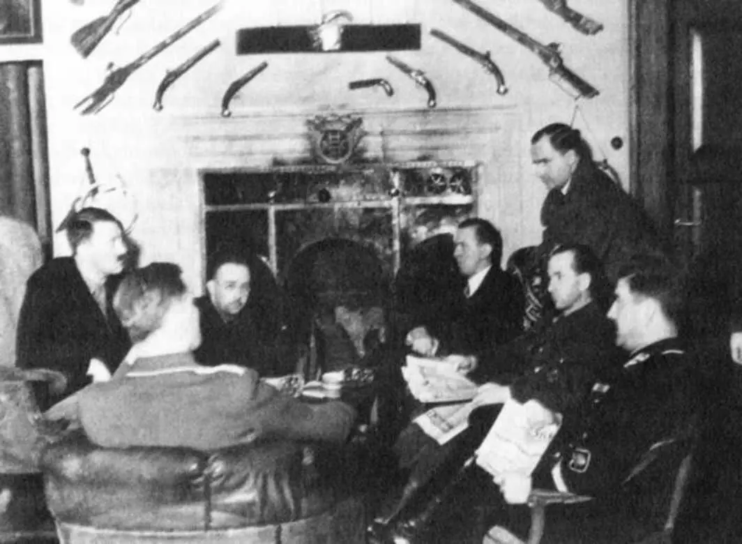 Гитлер и Гиммлер в Грефенбурге январь 1933 года Как известно 4 января 1933 - фото 19