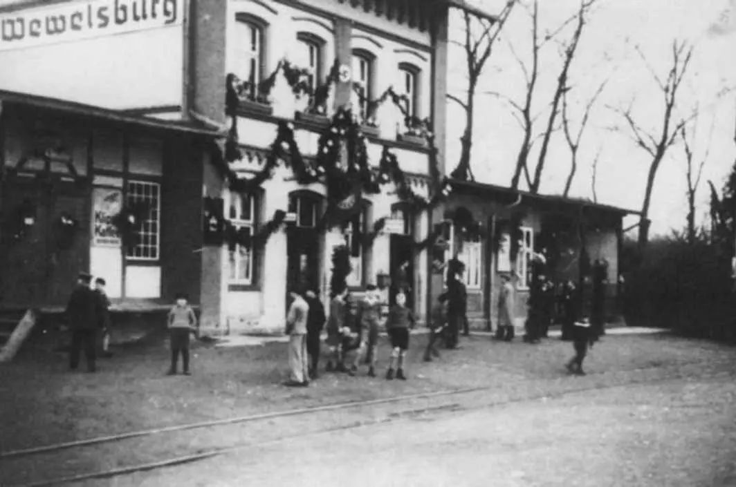 Празднично украшенный вокзал Вевельсбурга 1938 год Как уже говорилось ранее с - фото 26