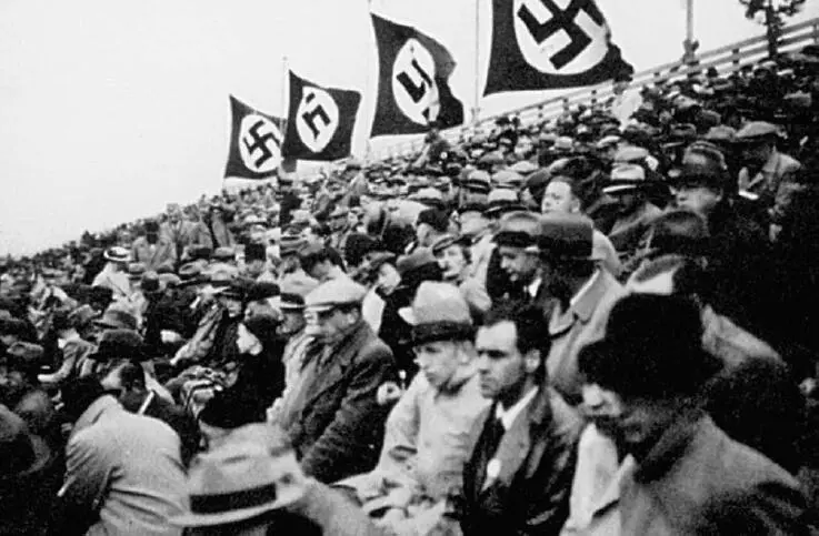 Hakenkreuzfahnen auf den Tribünen des Weserstadions ab 1933 ein gewohntes - фото 17