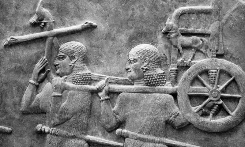 Слуги несущие передвижной трон Саргона II Рельеф из дворца в ДурШаррукине - фото 37