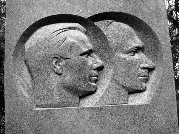 Портреты на стеле мемориала на месте гибели Ю А Гагарина и B C Серегина - фото 92