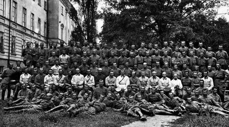 Выпуск школы Червонных старшин 1925 г 2й ряд сверху третий слева ВА - фото 3
