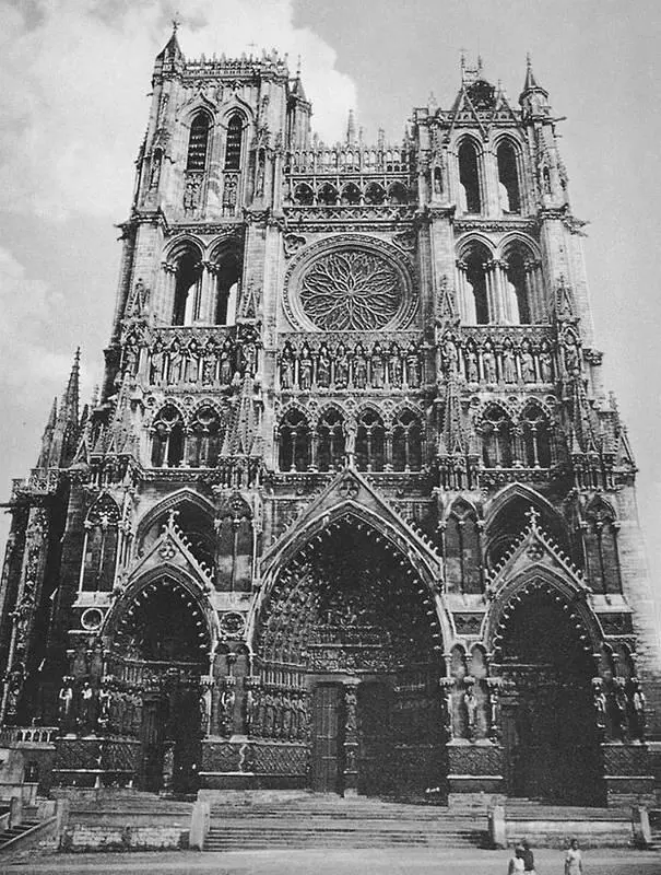 Фасад собора в Амьене Как известно готами просвещенные итальянцы называли - фото 1