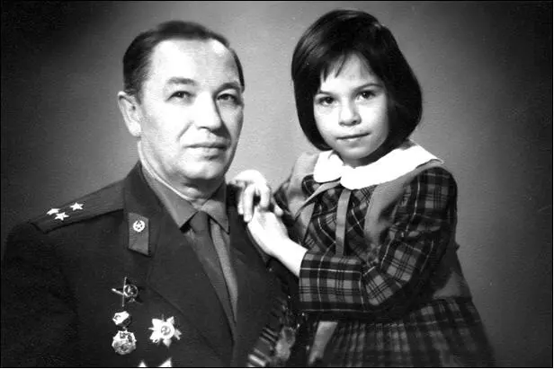 Полковник Григорий Михляев с внучкой Наташей 1975 г Капитан Иван Банов - фото 14