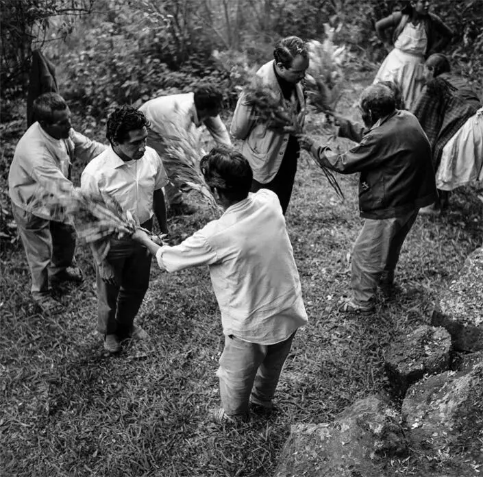 Guillermo Bonfil Batalla y Andrés Segura en una ceremonia de graniceros Cueva - фото 29
