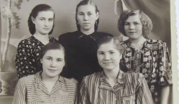 Бубнова Лидия внизу слева в молодости с подругами Я недавно нашел это место - фото 17