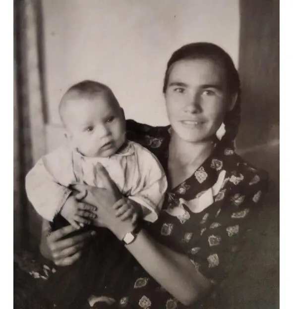 Вова Яковенко с мамой Лидией Бубновой Здесь мы все жили вместе в одном доме - фото 19