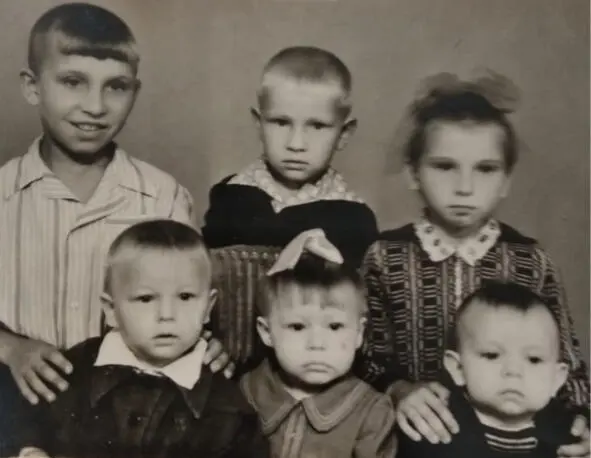 Верхний ряд Вова Яковенко Витя Гордеев Галя Бубнова дочь д Гены Бубнова - фото 53