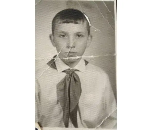 Вова Яковенко в пионерском галстуке Но однажды в нашей школе появился новый - фото 61